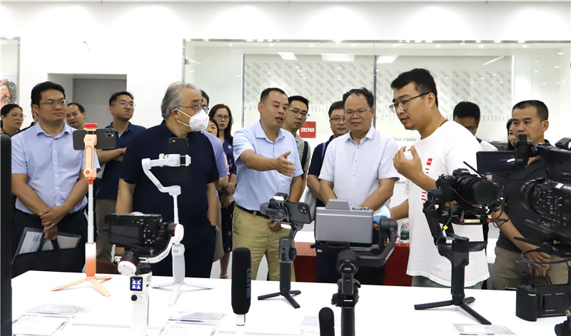 全体人员观摩云台样品.jpg