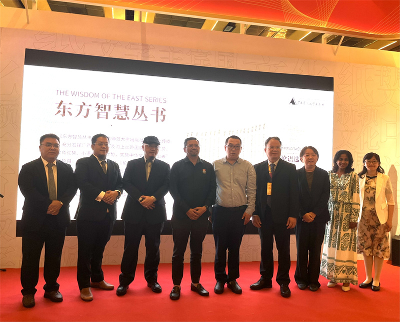与马来西亚教育部国家图书委员会主席莫哈末·柯海尔·瓦迪隆先生（左四）、中宣部进出口管理局有关同志等嘉宾在《东方智慧丛书》宣介会上合影.jpg