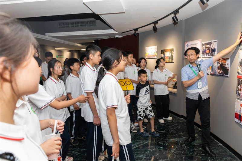 “独秀班”同学参观社史馆.jpg