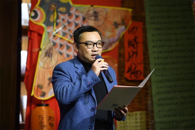 容罡为阅读导师致聘任词（李显杨 摄）.jpg
