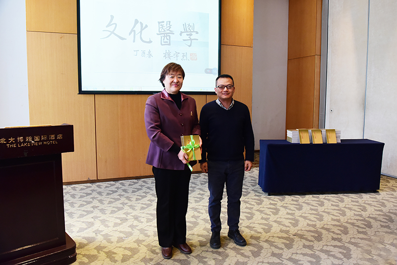 桂林广大迅风艺术有限责任公司总经理张明代表广西师大出版社向中国癌症基金会捐赠100本《思考文化医学》（李显杨摄）.JPG